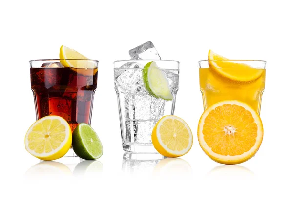 Gözlük cola ve portakallı soda içecek ve limonata — Stok fotoğraf