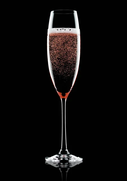 Rosa Champagnerglas mit Blasen auf schwarz — Stockfoto