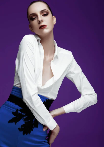 Μόδα μοντέλο φοράει μπλε παντελόνι και λευκό πουκάμισο — Φωτογραφία Αρχείου