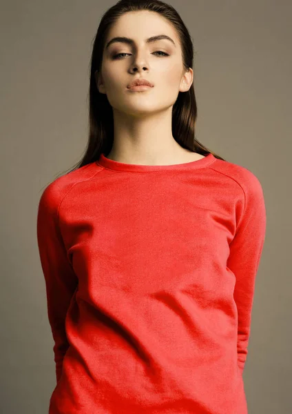 Hermosa modelo de moda con puente rojo oscuro — Foto de Stock
