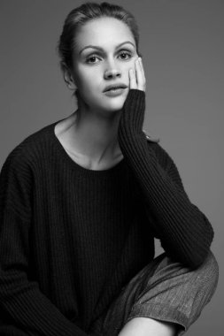 Genç güzel manken ile modeli test