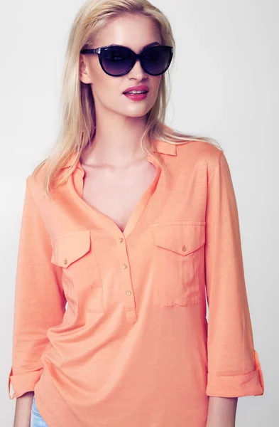 Hermosa modelo de moda con gafas de sol — Foto de Stock