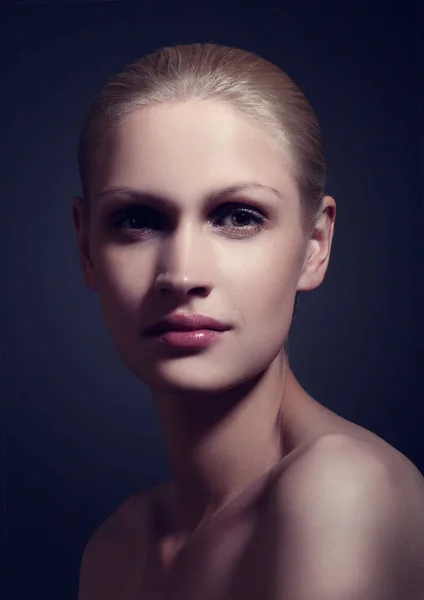 Retrato de belleza maquillaje natural y luz clásica — Foto de Stock