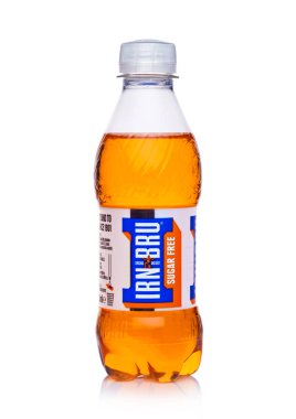 Londra, İngiltere - 14 Şubat 2018: Irn Bru şeker ücretsiz beyaz alkolsüz içecek turuncu küçük plastik şişe.