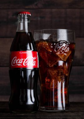 Londra, İngiltere - 14 Şubat 2018: Ahşap üzerine buz ile özgün cam ve Coca Cola şişe içki. İçki üretilen ve Coca-Cola Company tarafından üretilen.
