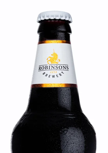 Лондон, Великобританія - 14 лютого 2018: Холодна пляшку пива єдиноріг чорний на білому. Robinsons пивоварний завод. — стокове фото