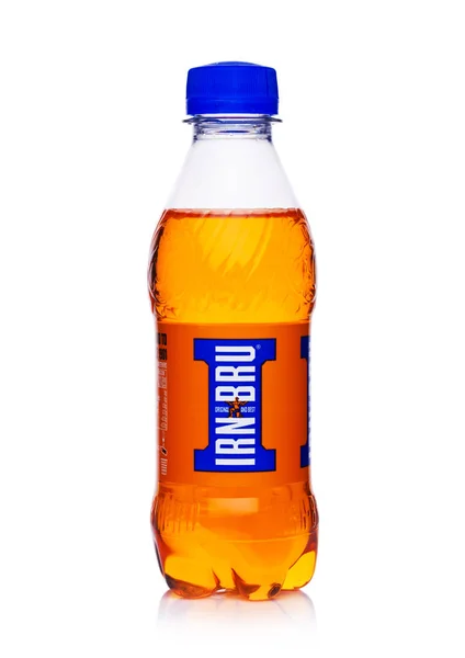 LONDRES, Reino Unido - 14 DE FEBRERO DE 2018: Pequeña botella de plástico de refresco naranja IRN BRU sobre blanco . —  Fotos de Stock