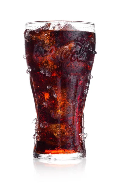 ЛОНДОН, Великобритания - 14 февраля 2018 года: Оригинальный стакан напитка Coca Cola со льдом и росой на белом. Напиток производится и производится компанией The Coca-Cola Company . — стоковое фото