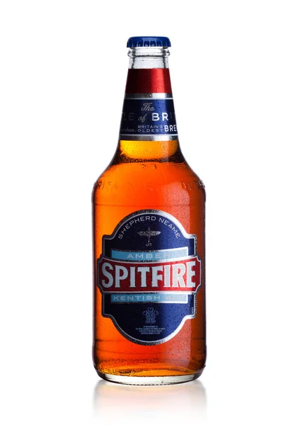 LONDRES, Reino Unido - FEVEREIRO 14, 2018: Cold Bottle of Spitfire Amber Kentish Ale on white . — Fotografia de Stock