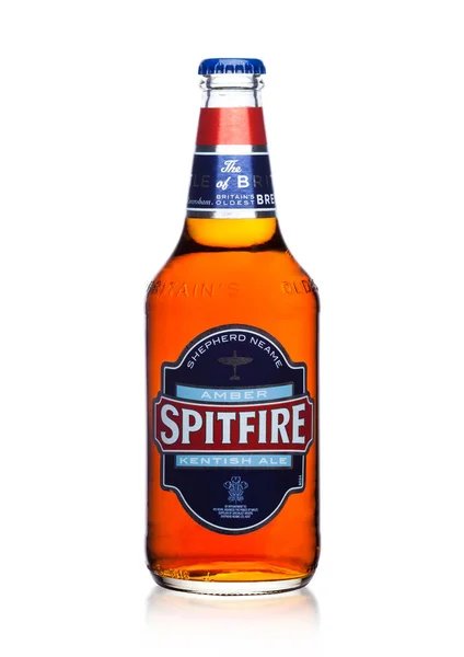 Лондон, Великобританія - 14 лютого 2018: Холодна пляшку з Spitfire бурштину міста Кентіш Ale на білому. — стокове фото