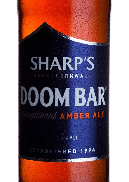 LONDRES, Reino Unido - FEVEREIRO 14, 2018: Rótulo de garrafa fria de cerveja âmbar Sharp 's Doom Bar em branco . — Fotografia de Stock