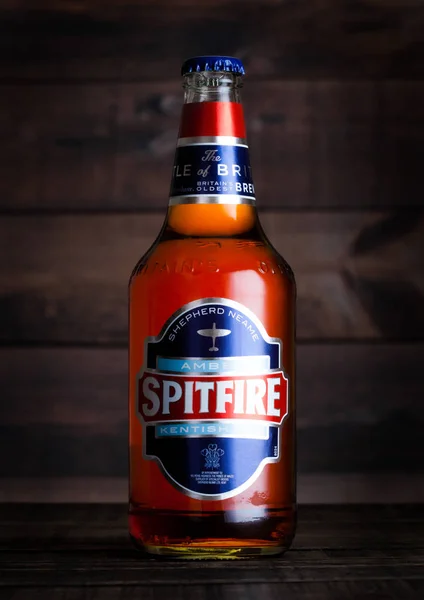 Лондон, Великобританія - 14 лютого 2018: Холодна пляшку Spitfire бурштину міста Кентіш Ale по дереву. — стокове фото