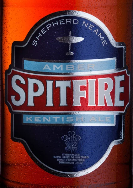 Лондон, Великобританія - 14 лютого 2018: Холодна етикетці з Spitfire бурштину міста Кентіш Ale на білому. — стокове фото