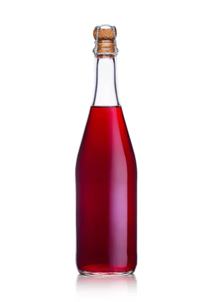 Garrafa de vinho tinto caseiro com cortiça sobre branco — Fotografia de Stock