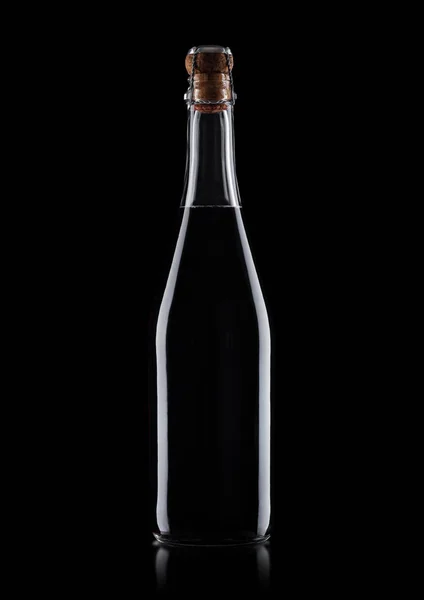 Botella casera de vino tinto con corcho sobre negro — Foto de Stock