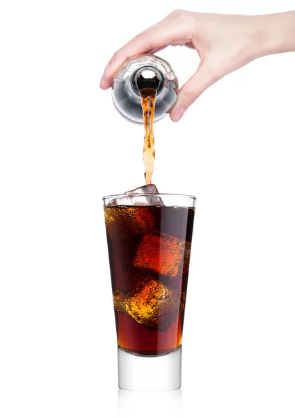 Vrouwelijke hand gieten cola uit de fles met glas — Stockfoto
