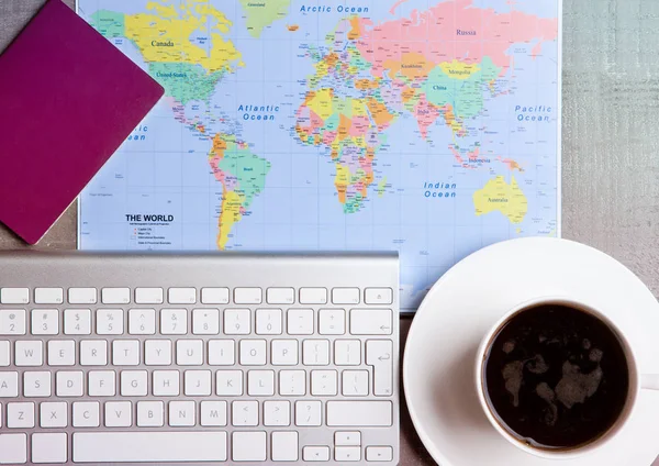Koncepcja wakacje podróż z flagą kawy i mapę — Zdjęcie stockowe