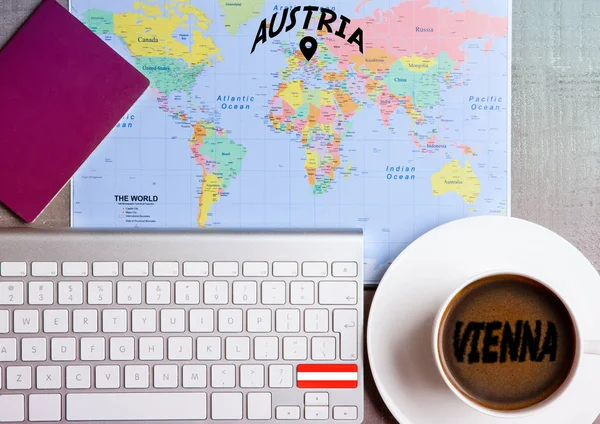 コーヒーとマップの旗と旅行休暇の概念 — ストック写真