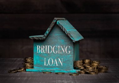 Ahşap ev modeli sikke yanındaki o ve el ile