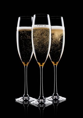 Sarı şampanya kabarcıklar ile zarif bardak