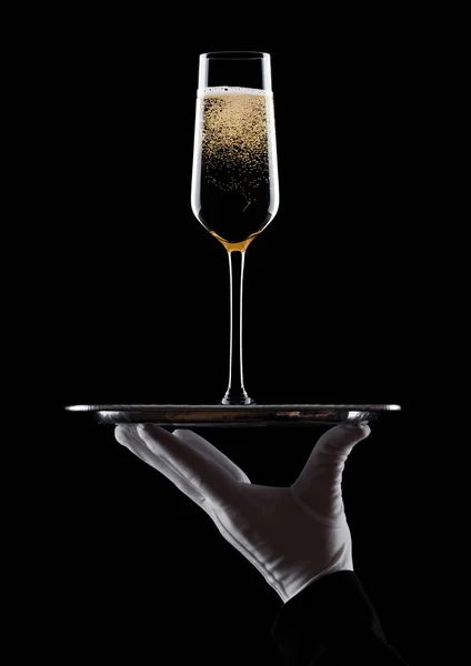 Hand mit Handschuh hält Tablett mit Champagnerglas — Stockfoto