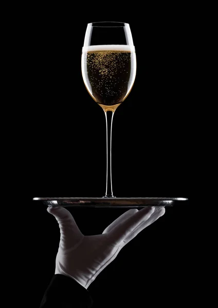 Mano con guante sostiene bandeja con copa de champán —  Fotos de Stock