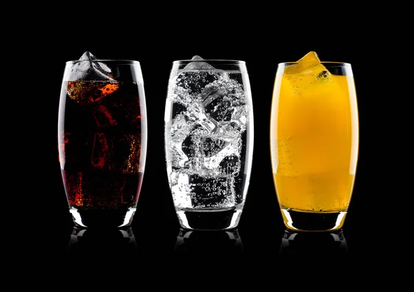 Okulary z cola i soda pomarańczowa napój i lemoniada — Zdjęcie stockowe