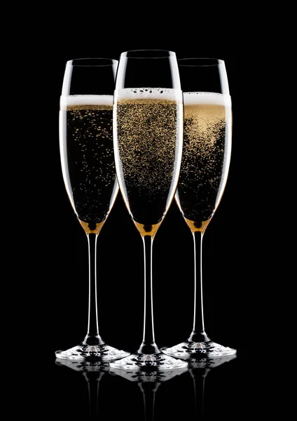 Eleganti bicchieri di champagne giallo con bollicine — Foto Stock