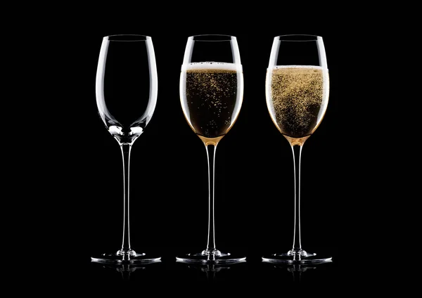 Elegante Gläser gelben Champagners mit Blasen — Stockfoto