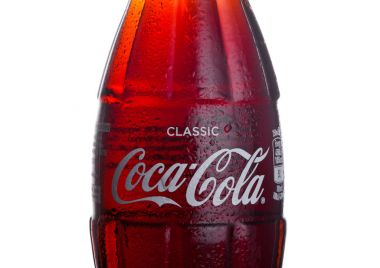 Londra, İngiltere - 01 Mart 2018: Klasik Coca Cola İçecek beyaz zemin üzerine soğuk şişe. İçki üretilen ve Coca-Cola tarafından üretilen.