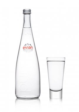 Londra, İngiltere - 01 Mart 2018: Cam şişe saf Evian doğal maden suyu, bir beyaz. Fransa'da yapılan. 