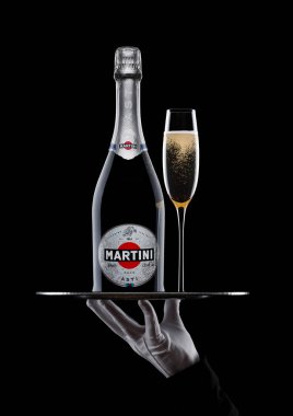 Londra, İngiltere - 01 Mart 2018: El eldiven ile tepsisi şişe Martini Asti şampanya ile siyah taşıyabilir.