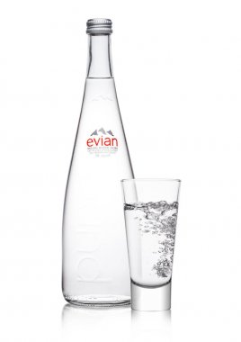 Londra, İngiltere - 01 Mart 2018: Cam şişe saf Evian doğal maden suyu, bir beyaz. Fransa'da yapılan. 