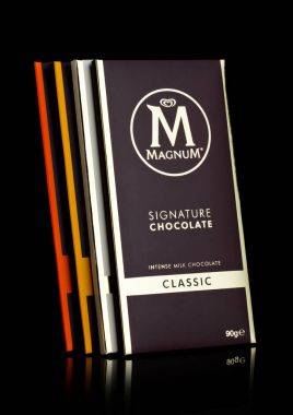 Londra, İngiltere - 01 Mart 2018: Lüks çikolata bar siyah Magnum imza koyu çikolata