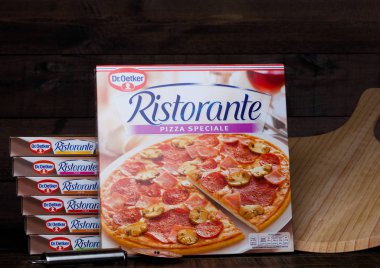 Londra, İngiltere - 01 Mart 2018: Kutuları, Dr.Oetker Pizza Sucuklu-Salame ile tahta ahşap arka plan üzerinde.
