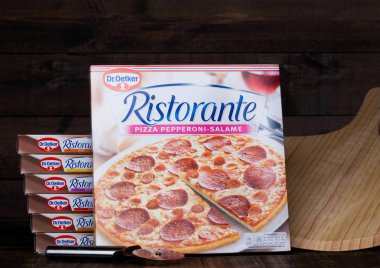 Londra, İngiltere - 01 Mart 2018: Kutuları, Dr.Oetker Pizza Speciale kurulu ile ahşap arka plan üzerinde.