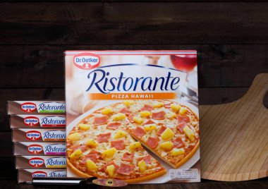 Londra, İngiltere - 01 Mart 2018: Dr.Oetker Pizza kutuları Hawaii ile tahta ahşap arka plan üzerinde.