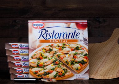 Londra, İngiltere - 01 Mart 2018: Kutuları, Dr.Oetker Pizza Pollo kurulu ile ahşap arka plan üzerinde.