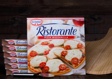 Londra, İngiltere - 01 Mart 2018: Kutuları, Dr.Oetker Pizza Mozzarella peyniri ile tahta ahşap arka plan üzerinde.