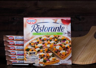 Londra, İngiltere - 01 Mart 2018: Kutuları, Dr.Oetker Pizza Verdure kurulu ile ahşap arka plan üzerinde.
