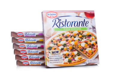 Londra, İngiltere - 01 Mart 2018: Kutuları, Dr.Oetker Pizza Verdure beyaz arka plan üzerinde.