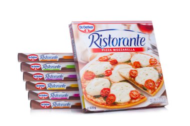 Londra, İngiltere - 01 Mart 2018: Kutuları, Dr.Oetker Pizza Mozzarella beyaz arka plan üzerinde.