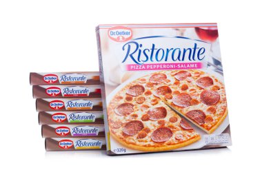Londra, İngiltere - 01 Mart 2018: Kutuları, Dr.Oetker Pizza sucuk-Salame beyaz arka plan üzerinde.