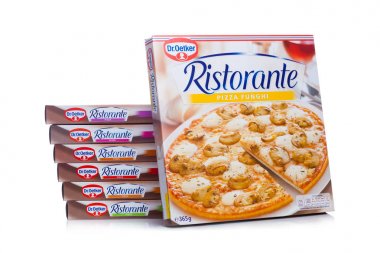 Londra, İngiltere - 01 Mart 2018: Kutuları, Dr.Oetker Pizza irritasyonlar beyaz arka plan üzerinde.