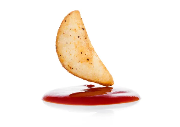Batata picante cozida cunhas lanche com ketchup — Fotografia de Stock