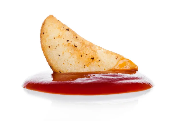 Zeppe di patate piccanti cotte spuntino con ketchup — Foto Stock