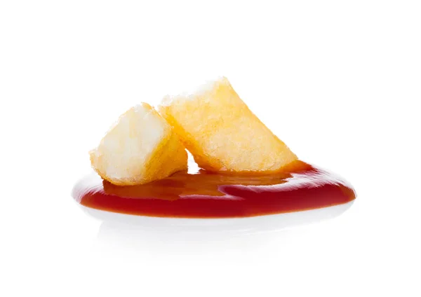 Patatas fritas crujientes macro con salsa de tomate —  Fotos de Stock