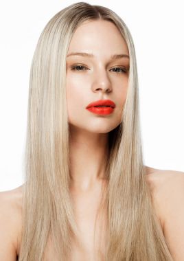 Güzellik portre model parlak sarışın saç modeli ile