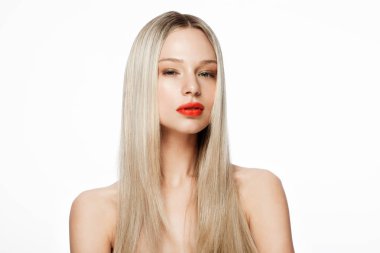 Güzellik portre model parlak sarışın saç modeli ile