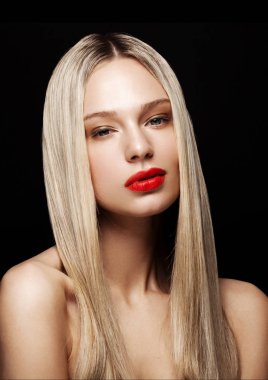 Güzellik portre model parlak sarışın saç modeli ile